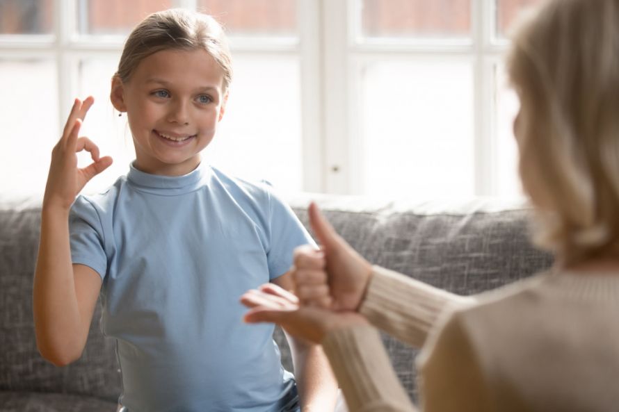 Mädchen lernt die Gebärdensprache