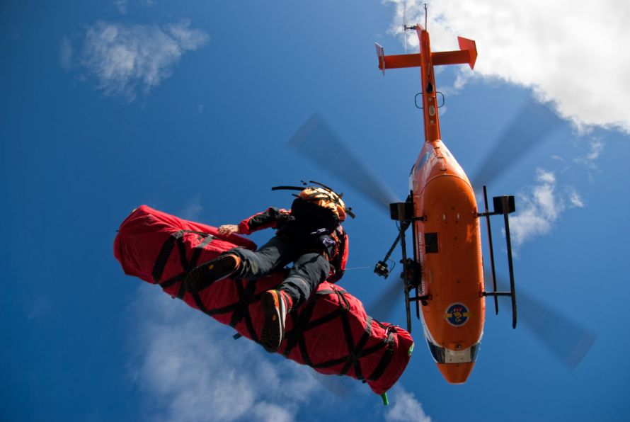 Rettungshubschrauber holt einen Schwerverletzten ab